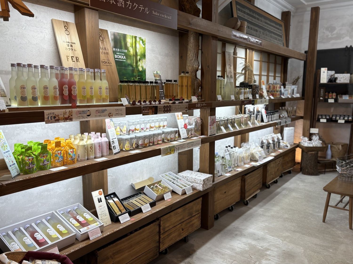 1F 醸造リキュールと地域商品の店