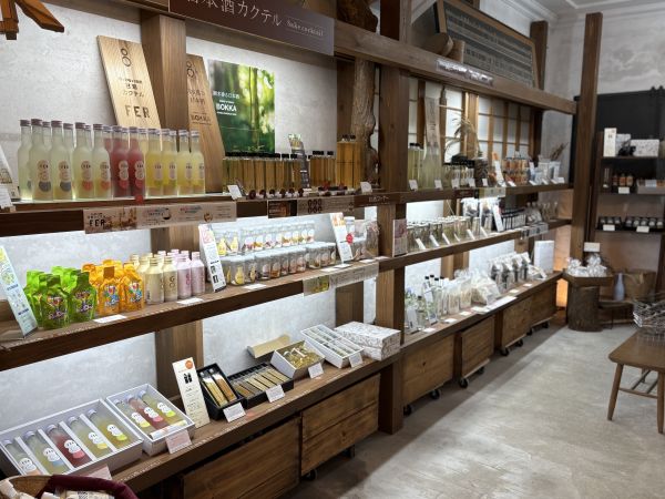 1階店内は醸造リキュールと地域発酵商品が並ぶ